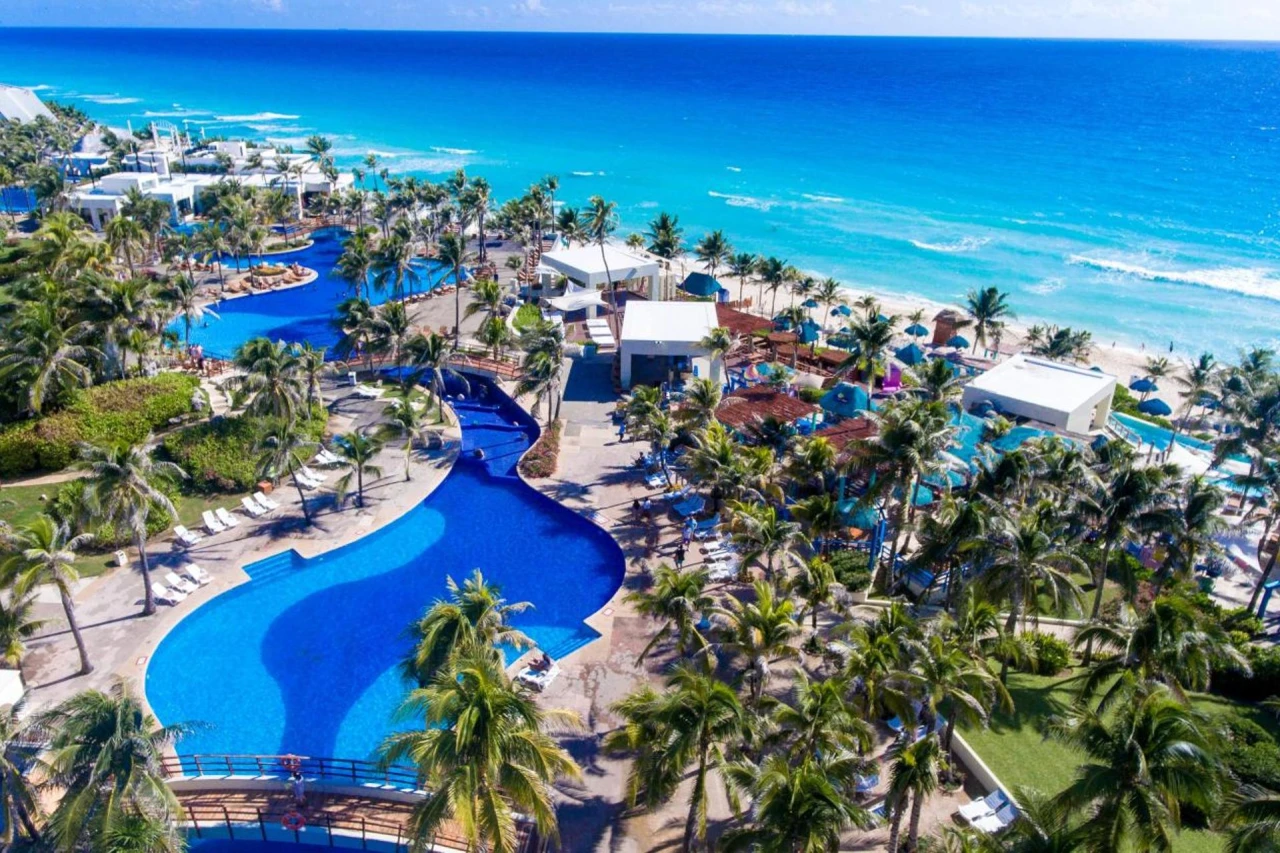 Oasis Cancun Lite